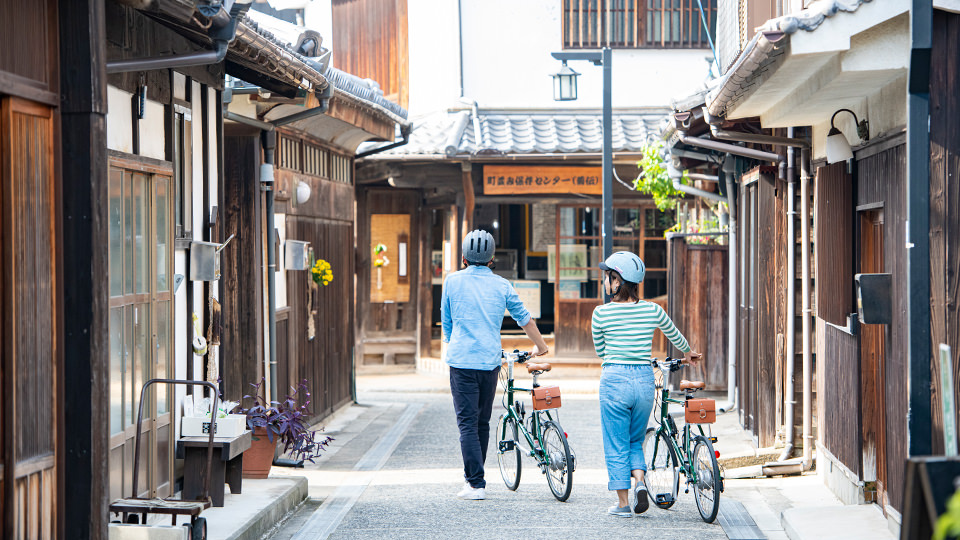 瀬戸内サイクリングを楽しむ男性と女性