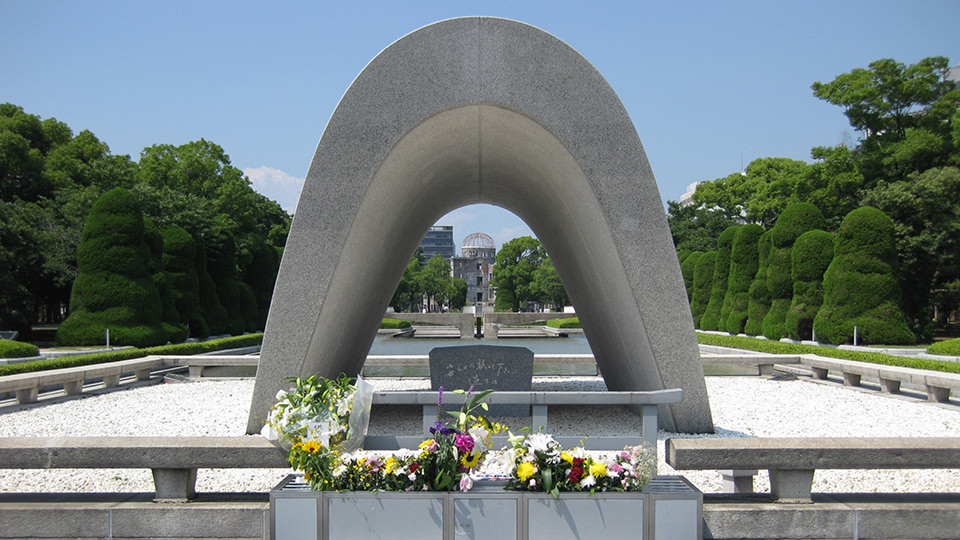 広島平和都市記念碑と原爆ドーム