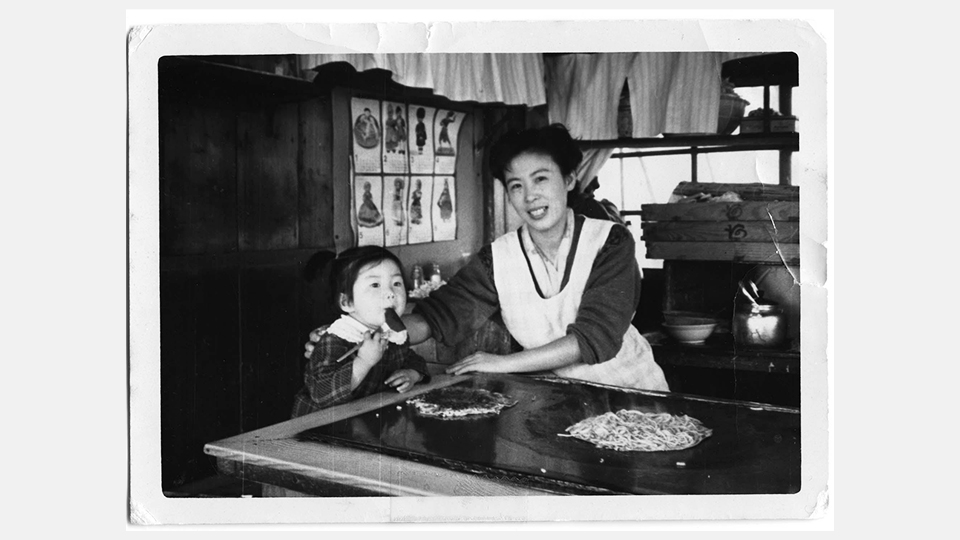 お好み焼を食べる子供と女性