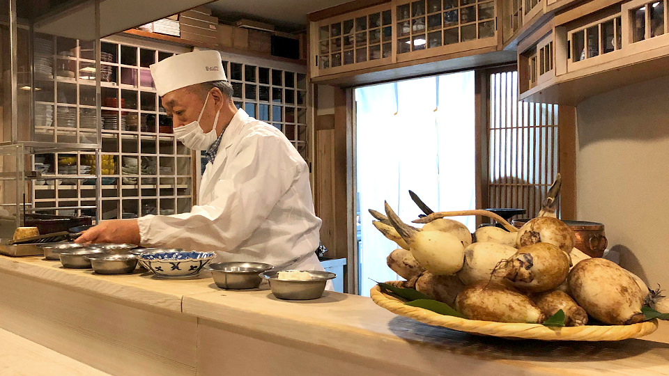 ほたるの里レンコンを調理する北岡三千男さん