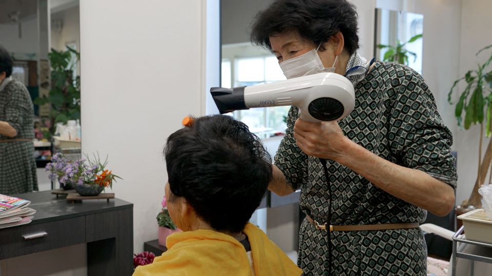 鍋島桂子さん 美容師の仕事風景