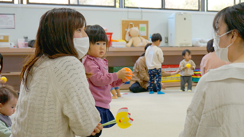 ネウボラで他のお母さんと話す様子