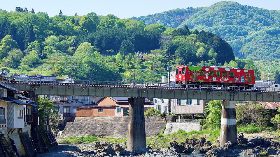 走行する芸備線車両