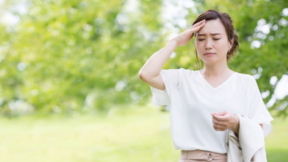 頭を抱える女性