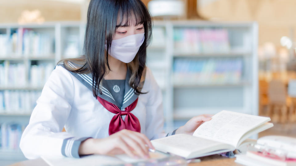 本を読む女性