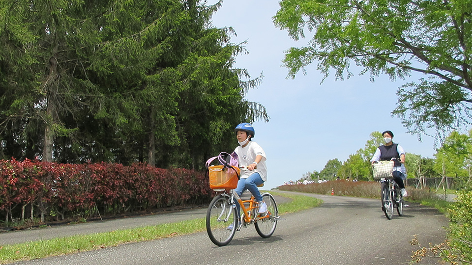 自転車に乗る親子