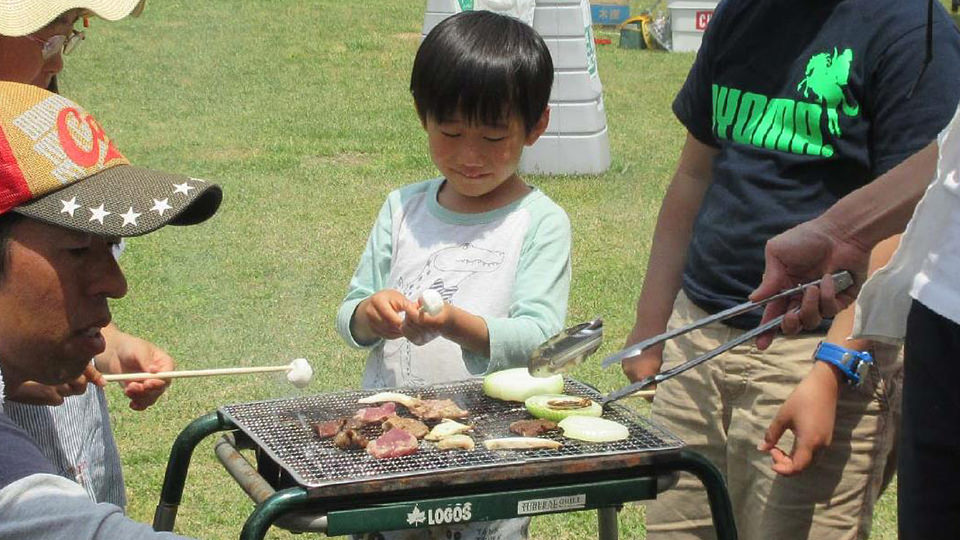 バーベキューをする子供たち