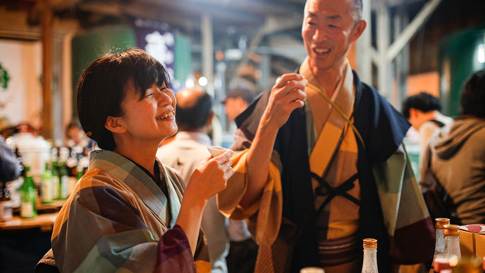 お酒を飲んで笑顔の女性