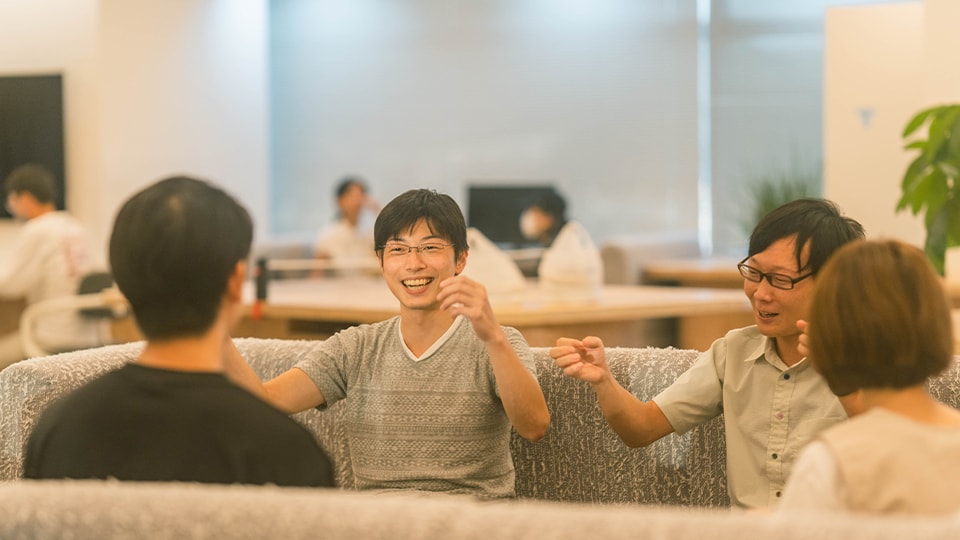 オフィスで語る辻本さん