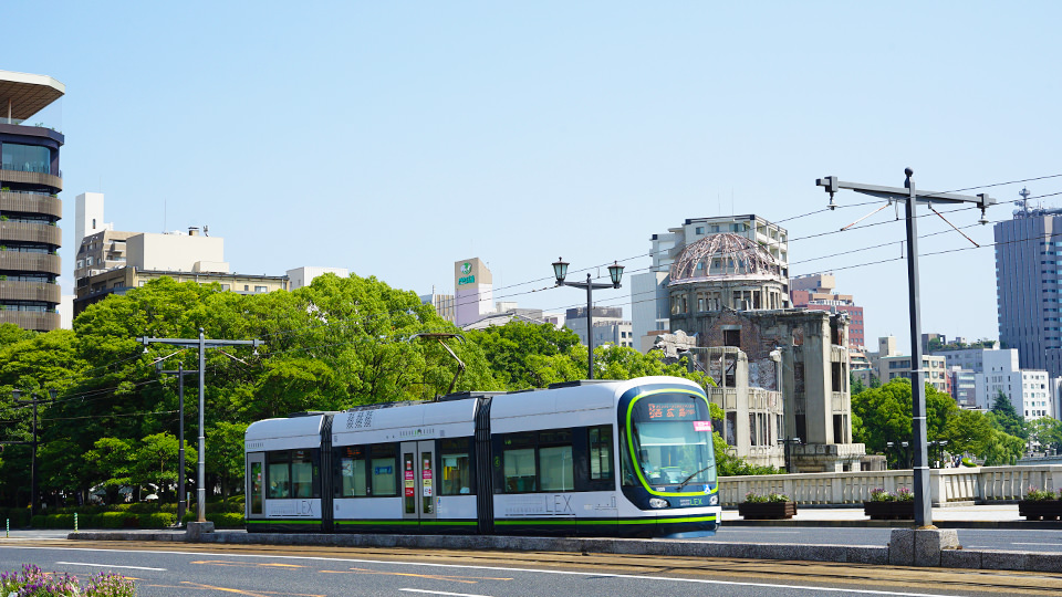 原爆ドームを背景に走る路面電車