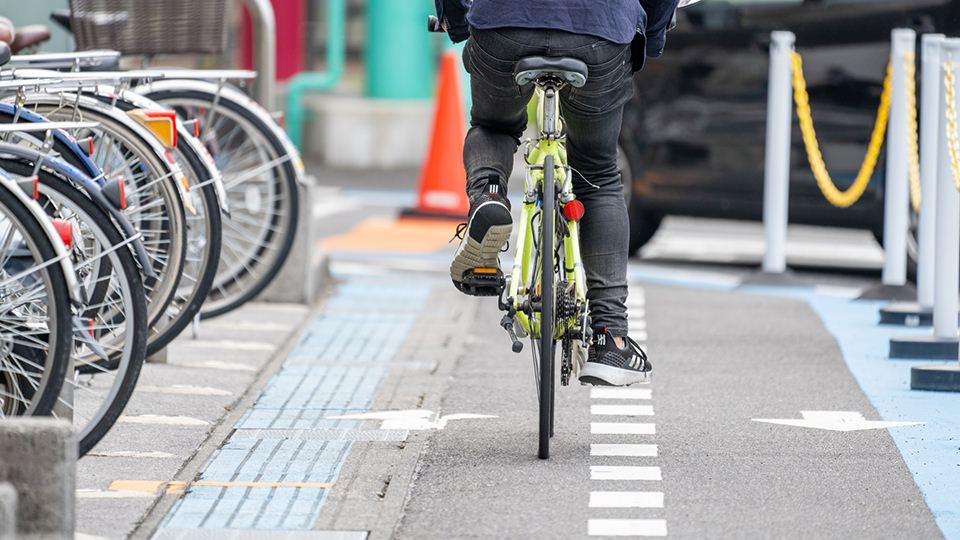 自転車に乗る人