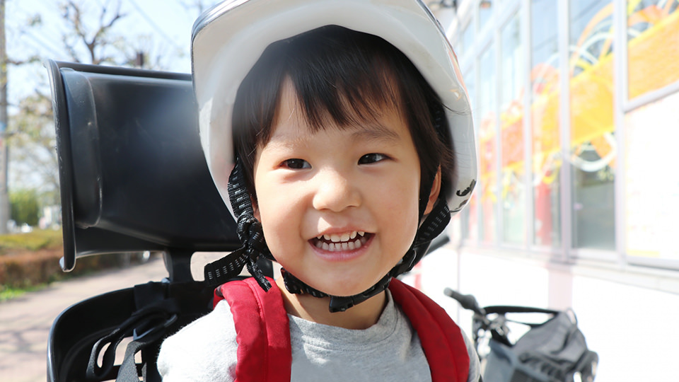 ヘルメットを被る子供