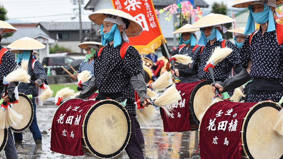 太鼓をたたく参加者