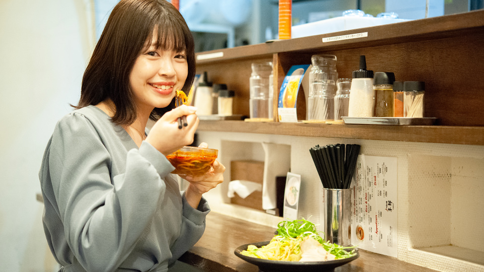 広島つけ麺を食べる女性