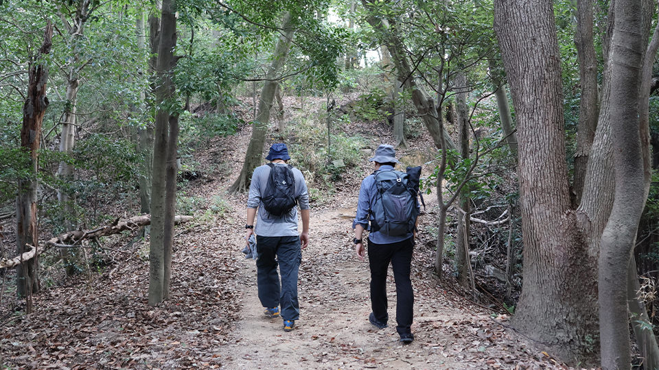 登山をする二人