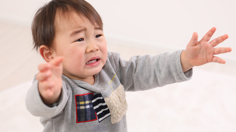 だっこしてほしい子供