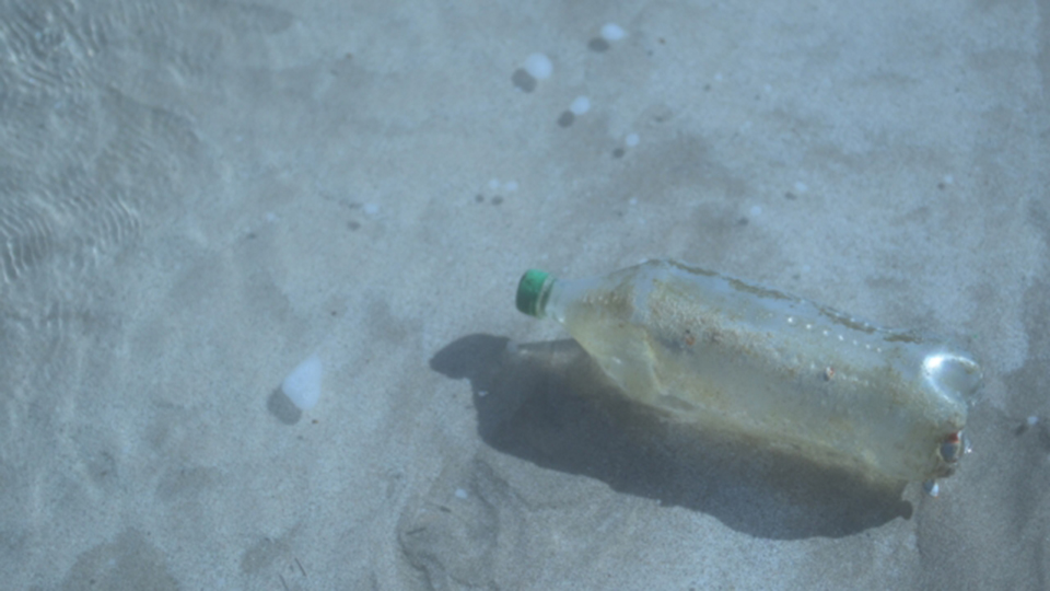 海中に沈むペットボトル