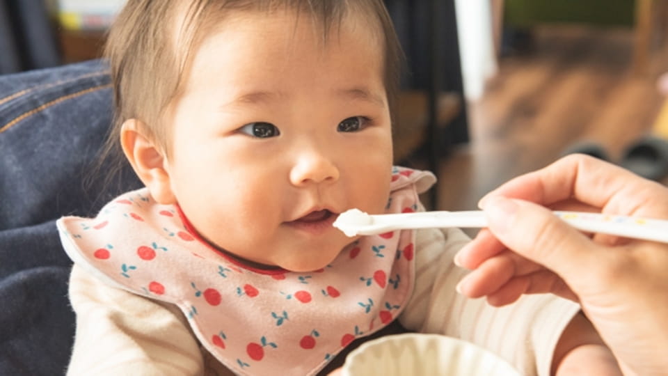 赤ちゃんにご飯を食べさせる