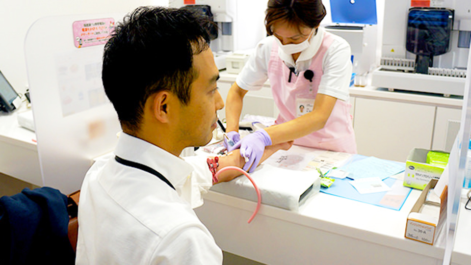 採血をする様子