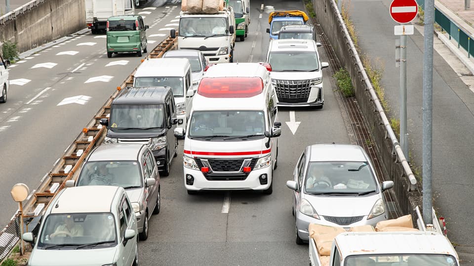 救急車が通るので自家用車が道を譲る様子