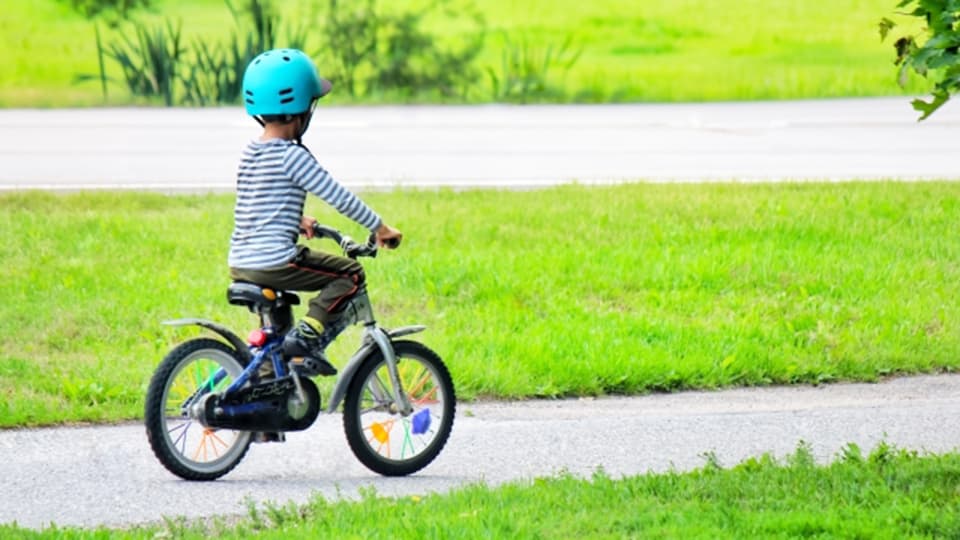 子供が自転車に乗る様子