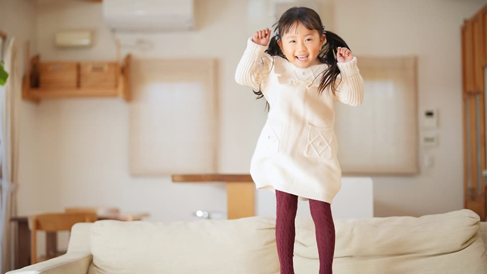 室内でジャンプする女の子
