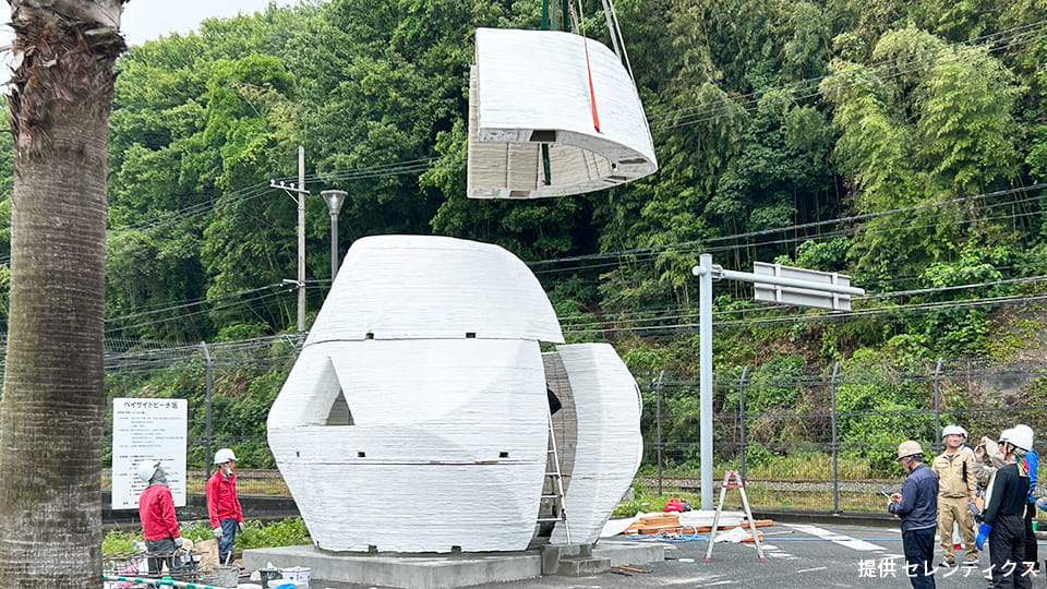 3Dプリンター住宅を組み立てる様子