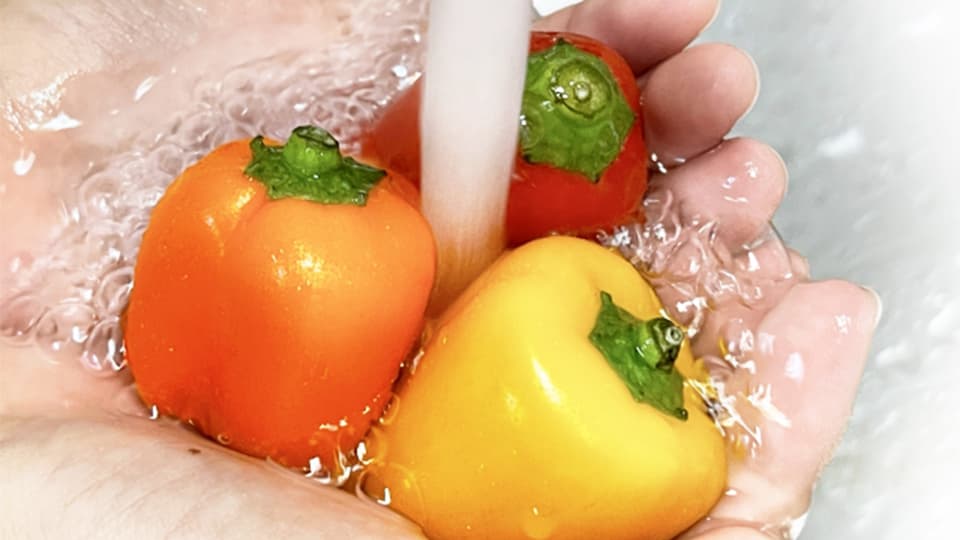 水洗い中のパプリカ"