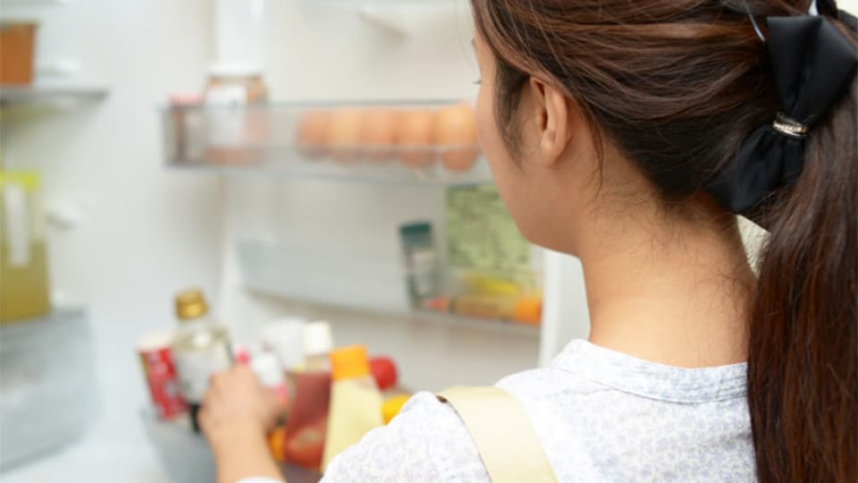 冷蔵庫を開ける女性"