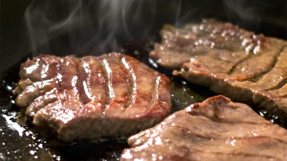 火の通った厚切り牛タン"
