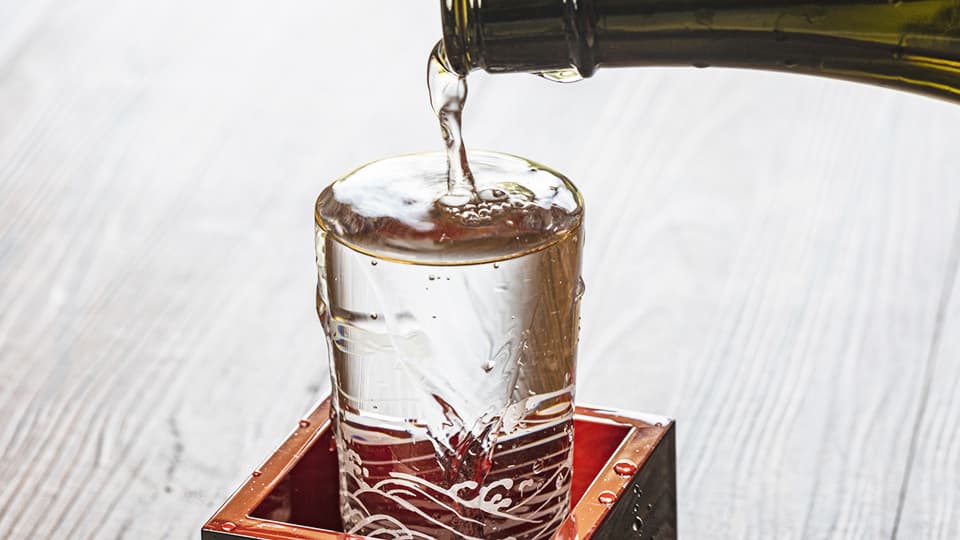 もっきりに注がれる日本酒