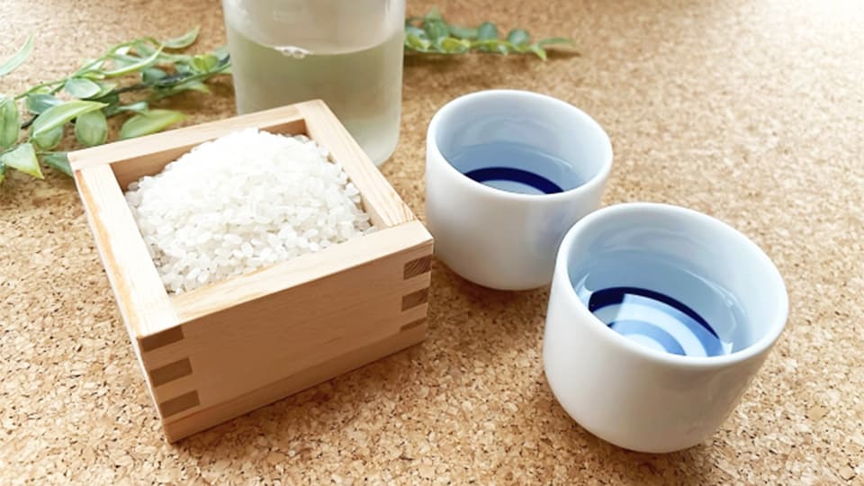 日本酒と升に入った米