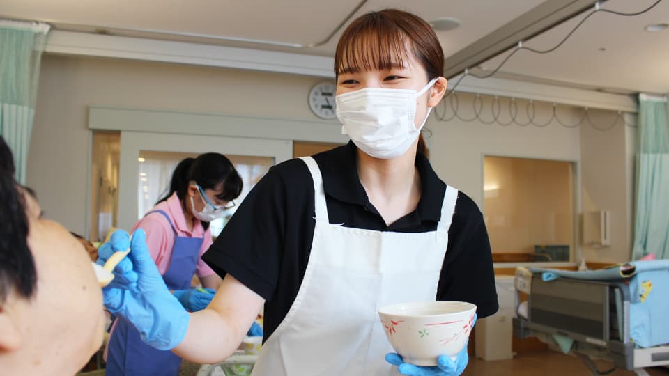 食事を介助する様子1