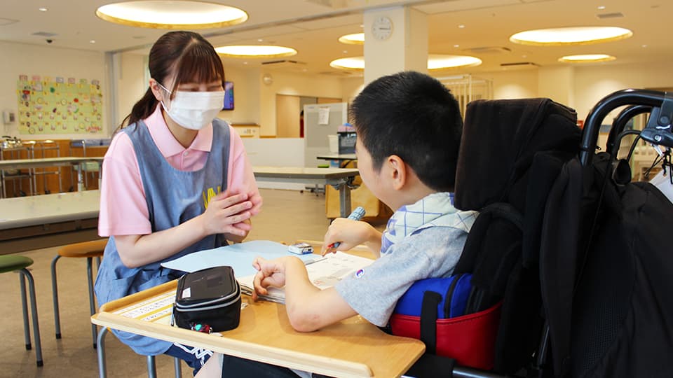 職員が話しかける様子