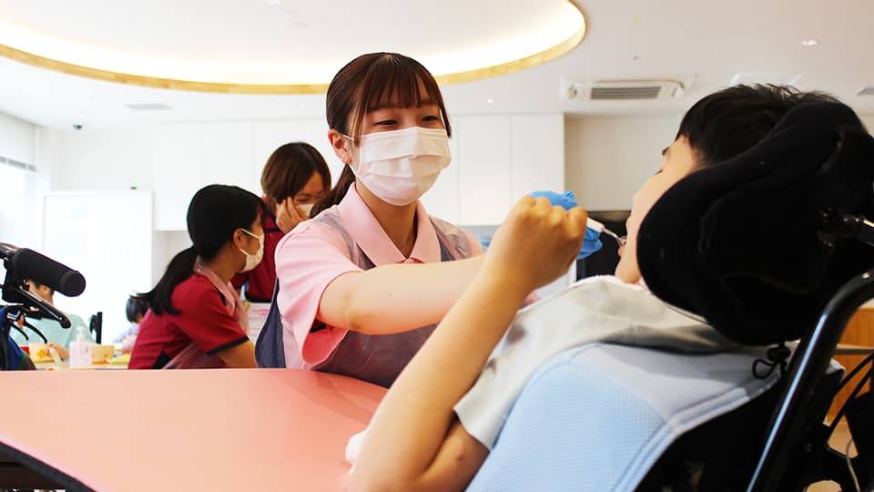 食事を介助する様子2