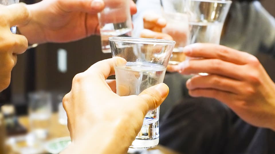 日本酒で乾杯する様子