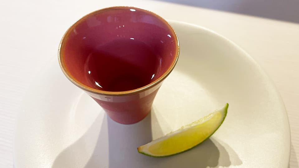 研究員が試した冷酒とライムの組み合わせ