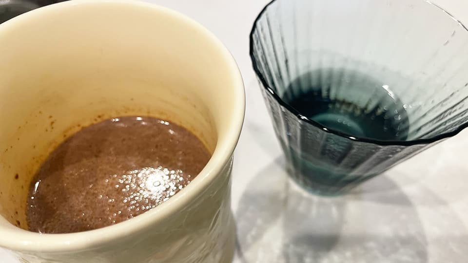 研究員が試した日本酒とホットチョコレートの組み合わせ