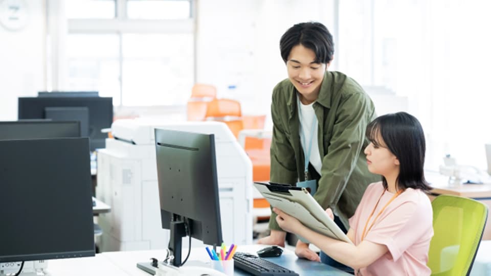 オフィスで働くビジネスパーソン