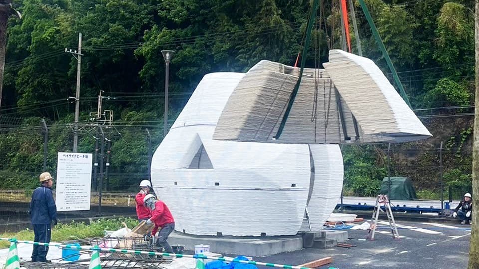 3Dプリンター住宅を組み立てる様子