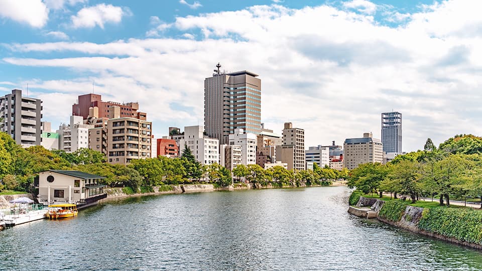 元安橋からみる広島市街と元安川