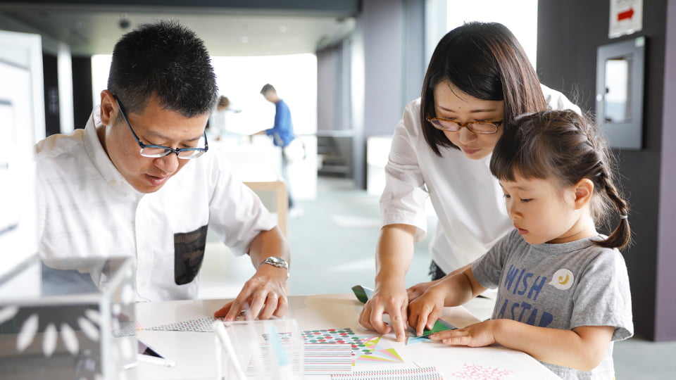 親子3人でおりづるする様子