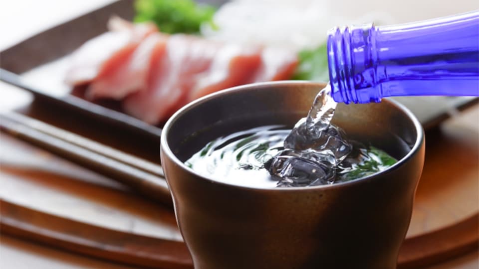 酒器に注がれる日本酒
