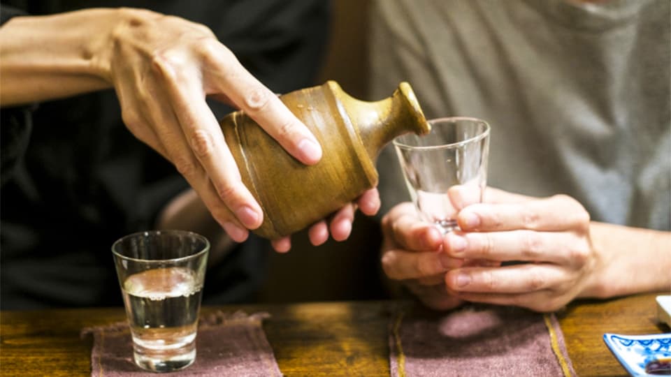 徳利でお酌する様子