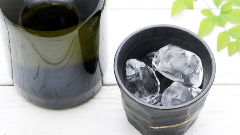 氷の入ったグラス