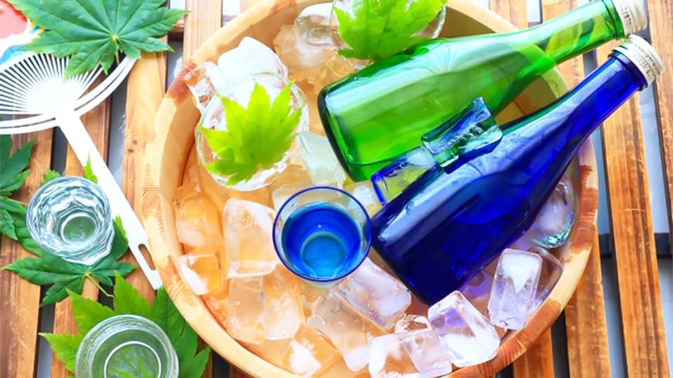 氷水の入った桶で日本酒を冷やす