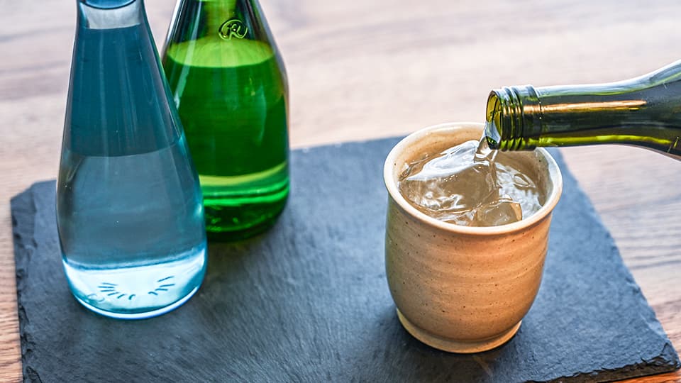 江田島焼の酒器に日本酒を注ぐ