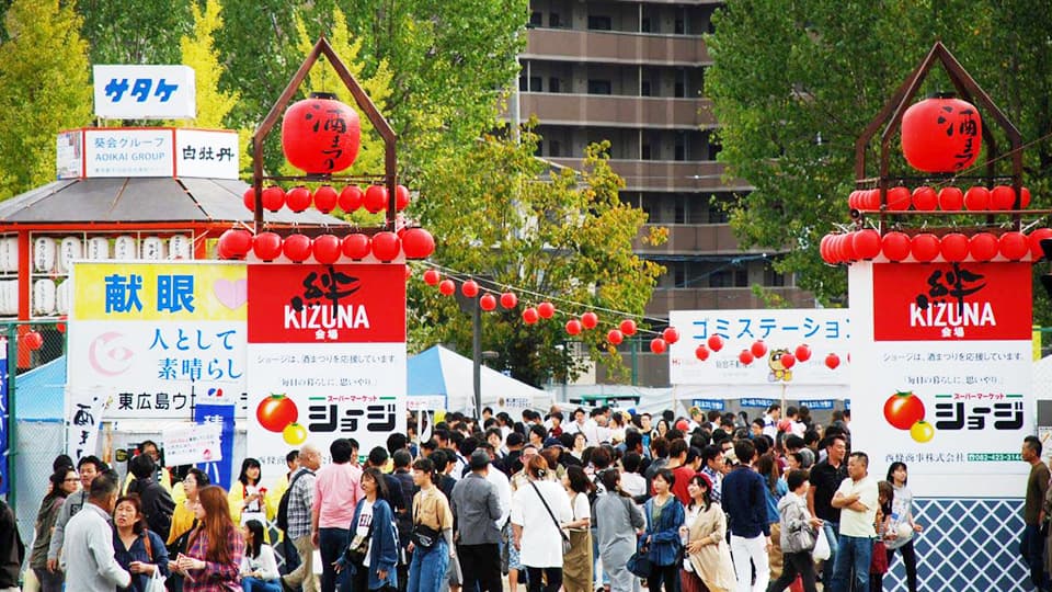 酒祭りの人のにぎわい