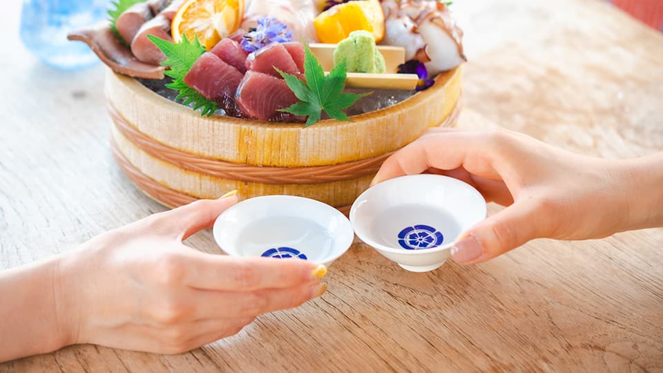 日本酒と刺身を楽しむ