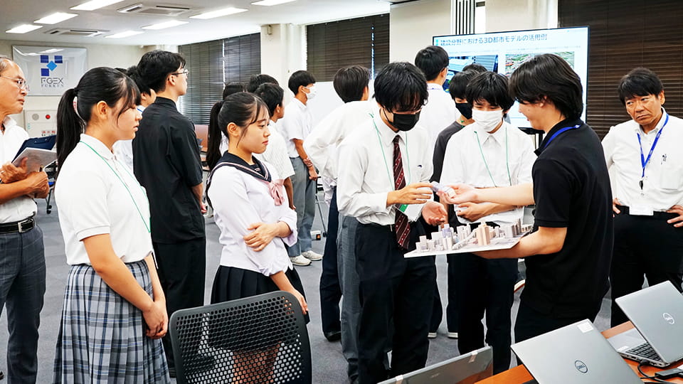 学生が復建調査設計をする様子1